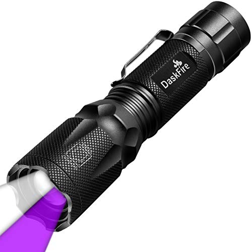 DaskFire 2 en 1 Lampe Torche LED Puissante 900Lumens Lampe UV 395NM Lumière Ultraviolet 4 Modes Eclairage Lampe de Poche Zoomable et Rechargeable Idéal pour les Activités Extérieurs